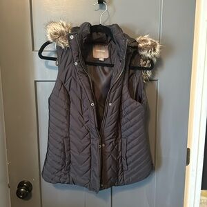 Thin puffer vest with removable hood